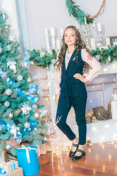 Aranyos Lány Otthon Szobában Díszített Karácsonyra Boldog Karácsonyi Hangulat — Stock Fotó