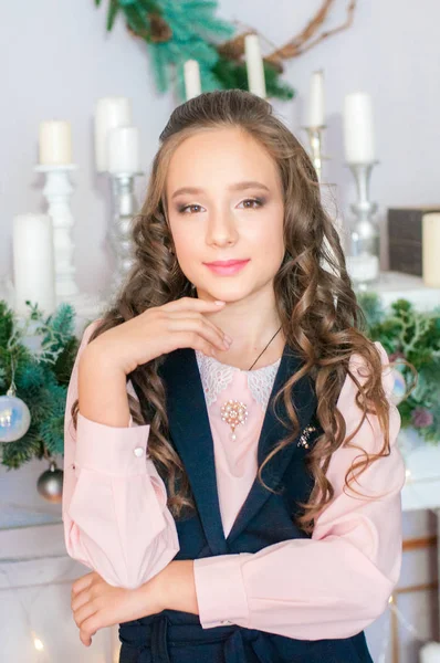 Menina Bonito Casa Quarto Decorado Para Natal Feliz Clima Natal — Fotografia de Stock