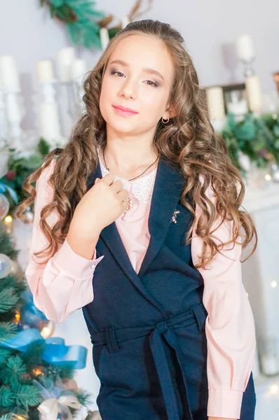 Menina Bonito Casa Quarto Decorado Para Natal Feliz Clima Natal — Fotografia de Stock