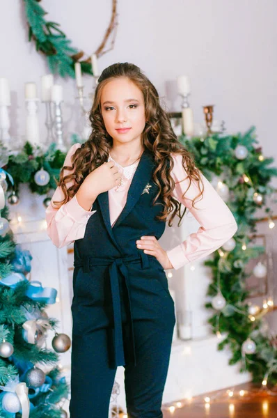 Menina Bonito Casa Quarto Decorado Para Natal Feliz Clima Natal — Fotografia de Stock