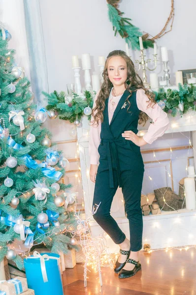 Menina Bonito Casa Quarto Decorado Para Natal Feliz Clima Natal — Fotografia de Stock