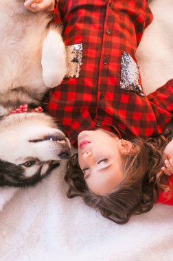 Noel için dekore odada evde malamute ile kırmızı damalı gömlek sevimli kız. Mutlu noel ruh hali