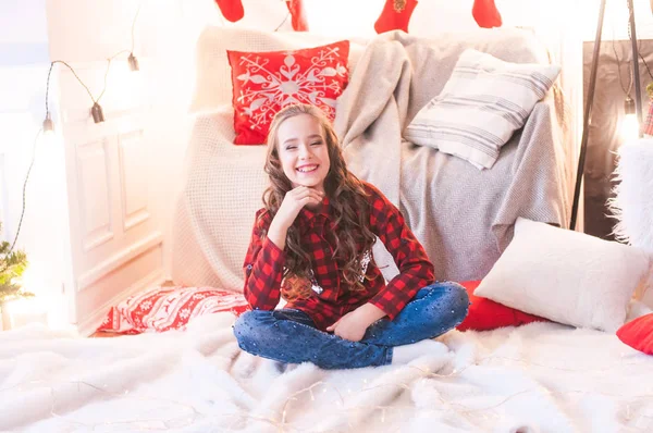 Aranyos Lány Egy Piros Kockás Póló Otthon Szobában Díszített Karácsonyra — Stock Fotó