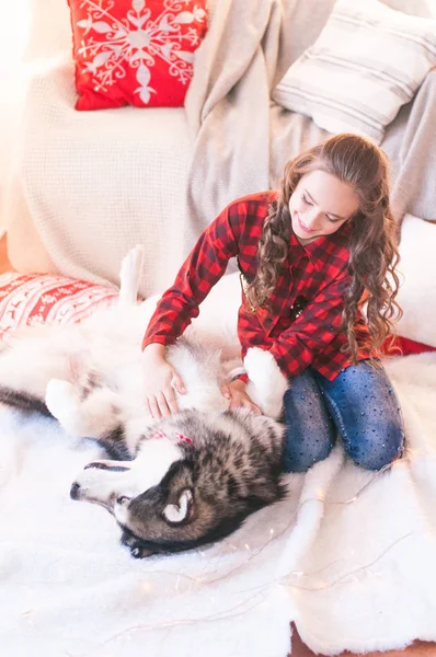 Jolie Fille Dans Une Chemise Carreaux Rouges Avec Malamute Maison — Photo