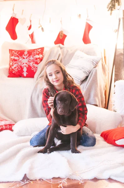 Linda Chica Una Camisa Cuadros Rojo Con Perro Labrador Casa — Foto de Stock