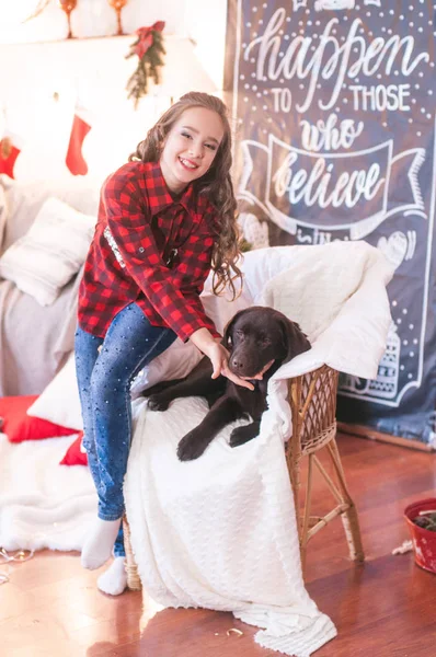 Aranyos Lány Egy Piros Kockás Póló Kutyával Labrador Otthon Szobában — Stock Fotó