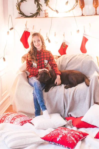 Aranyos Lány Egy Piros Kockás Póló Kutyával Labrador Otthon Szobában — Stock Fotó