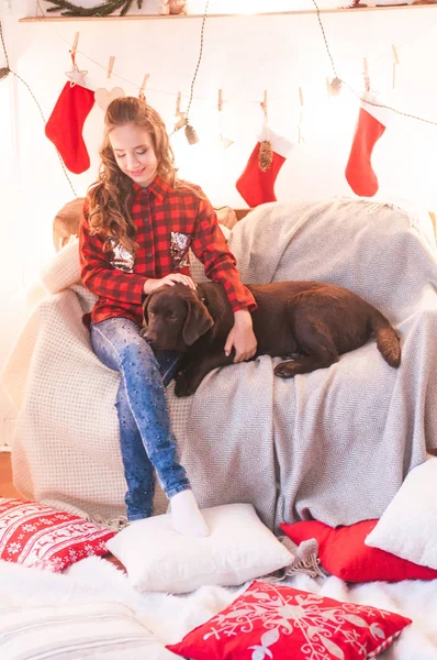 Jolie Fille Dans Une Chemise Carreaux Rouges Avec Labrador Chien — Photo