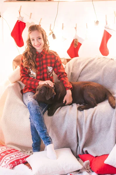 Linda Chica Una Camisa Cuadros Rojo Con Perro Labrador Casa — Foto de Stock