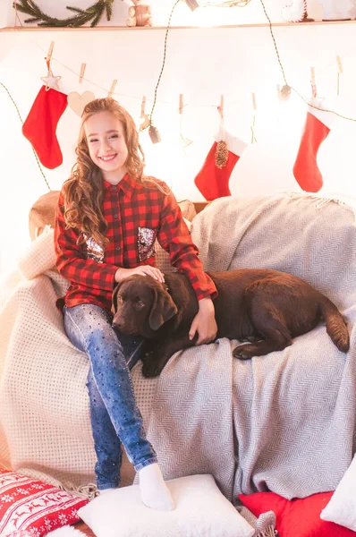 Linda Chica Una Camisa Cuadros Rojo Con Perro Labrador Casa — Foto de Stock