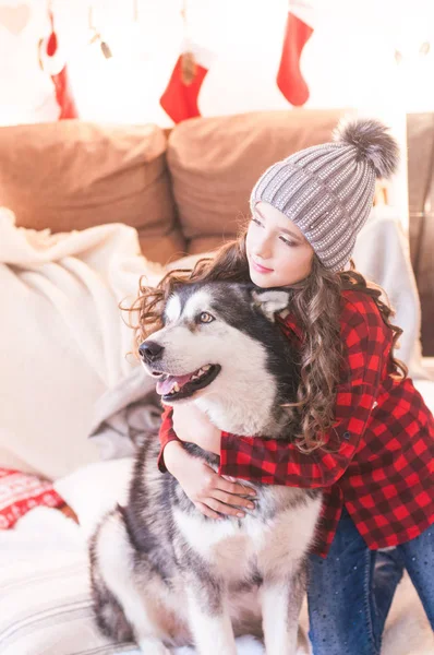 Söt Flicka Röd Rutig Skjorta Och Stickad Mössa Med Malamute — Stockfoto