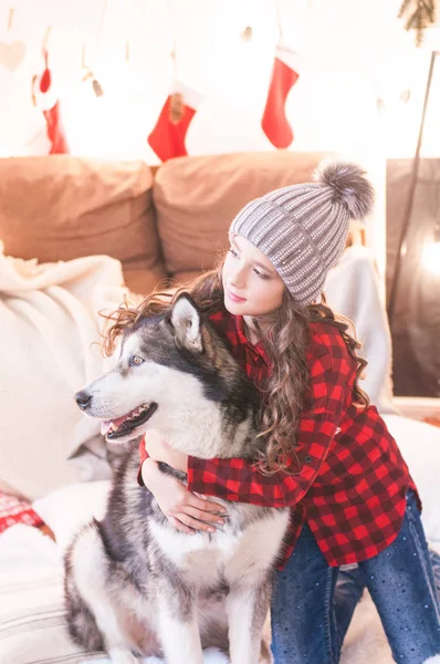 Aranyos Lány Egy Piros Kockás Ing Egy Kötött Kalap Malamute — Stock Fotó