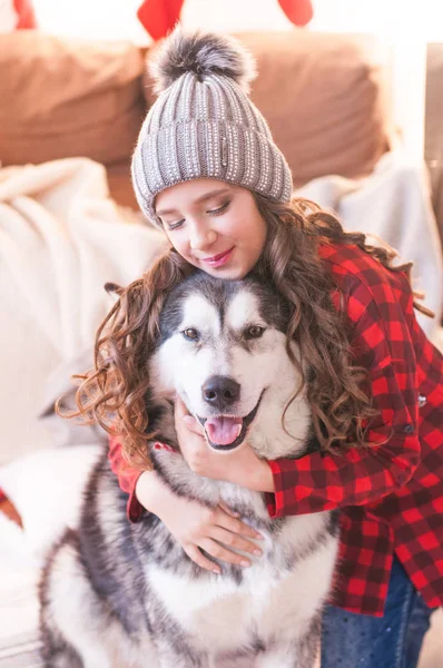 Söt Flicka Röd Rutig Skjorta Och Stickad Mössa Med Malamute — Stockfoto