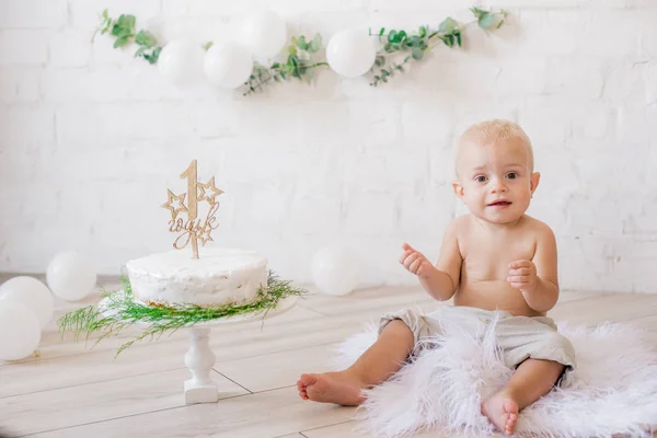 Little Cute Boy Jego Pierwsze Urodziny Uroczysty Tort Wystrój Białych — Zdjęcie stockowe