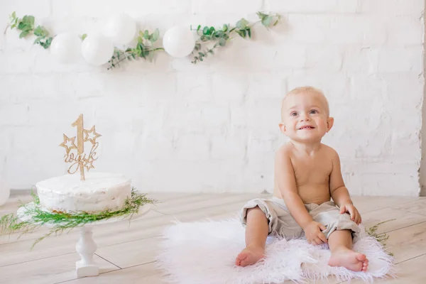 Kleine Schattige Jongen Zijn Eerste Verjaardag Met Een Feestelijke Cake — Stockfoto