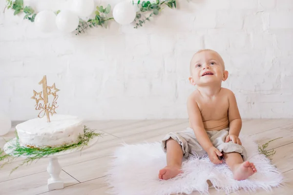 Menino Bonito Seu Primeiro Aniversário Com Bolo Festivo Decoração Com — Fotografia de Stock