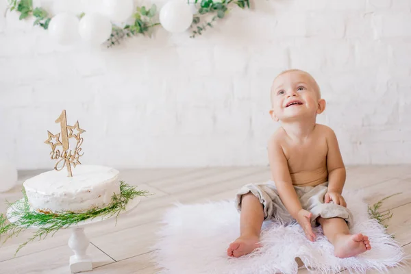 Little Cute Boy Jego Pierwsze Urodziny Uroczysty Tort Wystrój Białych — Zdjęcie stockowe