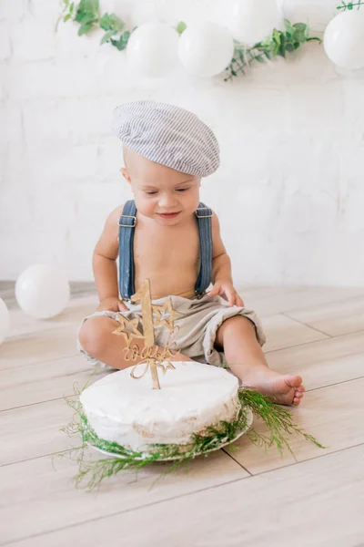 Menino Bonito Suspensórios Boné Vintage Primeiro Aniversário Com Bolo Aniversário — Fotografia de Stock