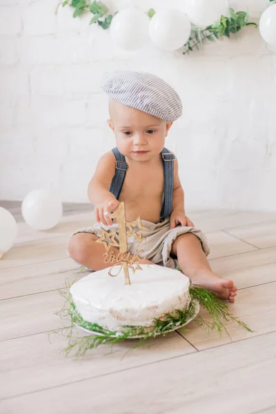 Petit Garçon Mignon Bretelles Casquette Vintage Premier Anniversaire Avec Gâteau — Photo