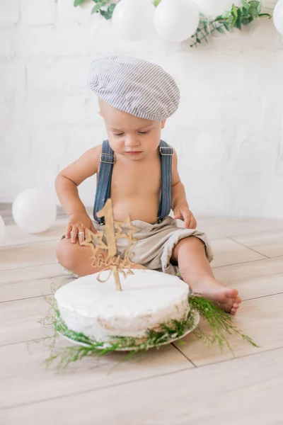 Ragazzino Carino Con Bretelle Berretto Vintage Primo Compleanno Con Torta — Foto Stock