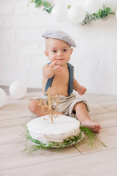 Petit Garçon Mignon Bretelles Casquette Vintage Premier Anniversaire Avec Gâteau — Photo