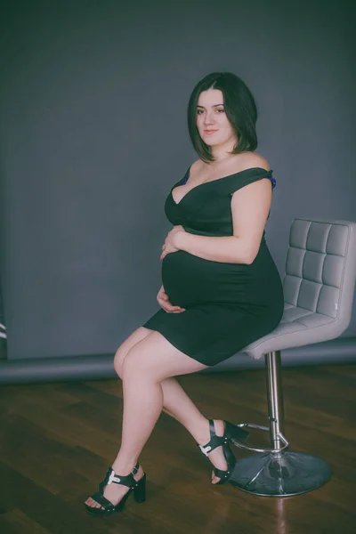 ファッショナブルなイブニングドレスで黒髪の若い妊娠中の女の子 妊娠中の女性のためのファッショナブルな服 — ストック写真