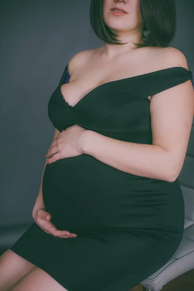Νεαρό Έγκυος Κορίτσι Σκούρα Μαλλιά Ένα Μοντέρνο Βραδινό Φόρεμα Μοντέρνα — Φωτογραφία Αρχείου