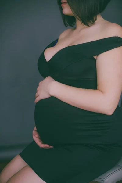 Chica Embarazada Joven Con Pelo Oscuro Vestido Noche Moda Ropa —  Fotos de Stock