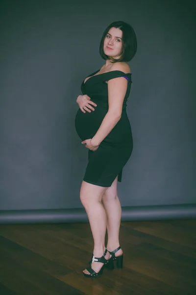 Junge Schwangere Mädchen Mit Dunklen Haaren Einem Modischen Abendkleid Modische — Stockfoto