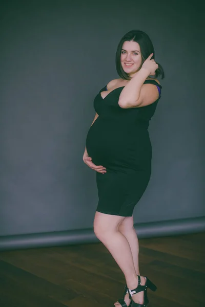 Jong Zwanger Meisje Met Donker Haar Een Modieuze Avondjurk Modieuze — Stockfoto