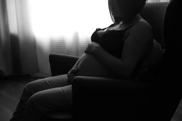 Siyah Çamaşırı Koyu Saçlı Genç Hamile Kadın Koyu Bir Arka — Stok fotoğraf