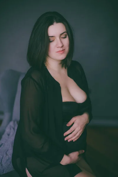 Молодая Беременная Женщина Темными Волосами Черном Нижнем Белье Черной Шелковой — стоковое фото