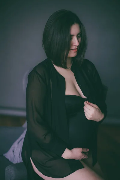 Młoda Kobieta Ciąży Ciemnymi Włosami Czarnej Bieliźnie Czarnej Jedwabnej Koszulce — Zdjęcie stockowe