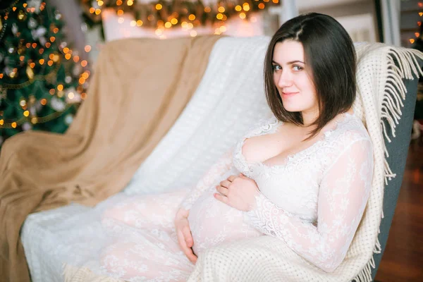 Joven Embarazada Con Pelo Oscuro Vestido Blanco Encaje Sofá Entorno — Foto de Stock