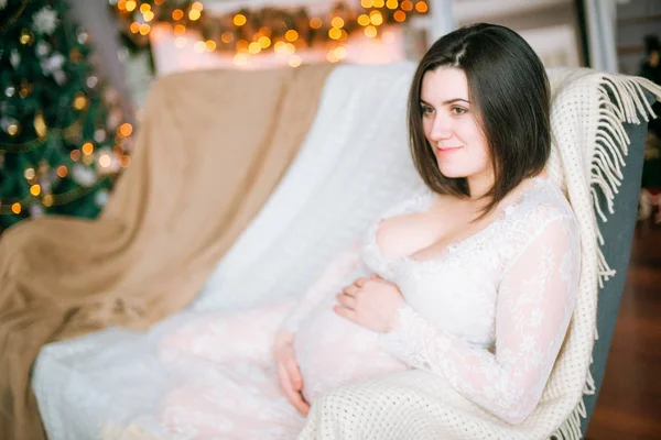 Menina Grávida Nova Com Cabelo Escuro Vestido Branco Renda Sofá — Fotografia de Stock