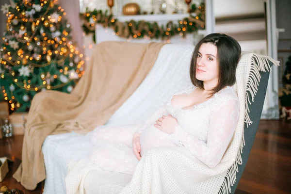 Menina Grávida Nova Com Cabelo Escuro Vestido Branco Renda Sofá — Fotografia de Stock