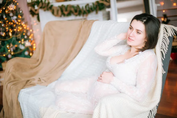 Young Pregnant Girl Dark Hair Lace White Dress Sofa Christmas — Stock Photo, Image