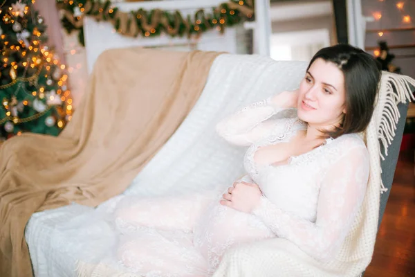 Menina Grávida Nova Com Cabelo Escuro Vestido Branco Renda Sofá — Fotografia de Stock