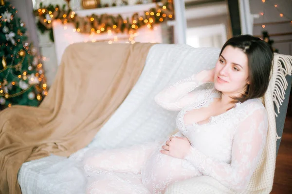 Menina Grávida Nova Com Cabelo Escuro Vestido Branco Renda Sofá — Fotografia de Stock