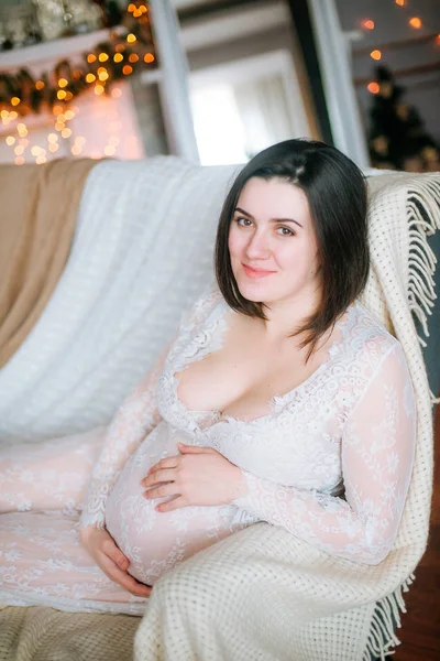 Jeune Fille Enceinte Aux Cheveux Foncés Dans Une Robe Blanche — Photo