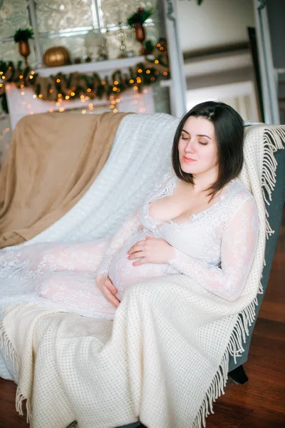 Menina Grávida Nova Com Cabelo Escuro Vestido Branco Renda Sofá — Fotografia de Stock