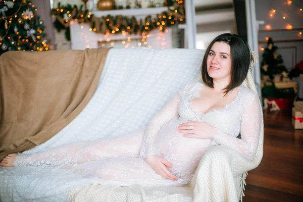 Menina Grávida Nova Com Cabelo Escuro Vestido Branco Renda Sofá — Fotografia de Stock