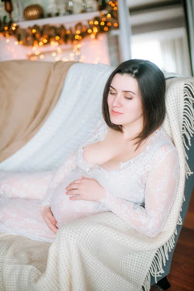 Menina Grávida Nova Com Cabelo Escuro Vestido Branco Renda Sofá — Fotografia de Stock