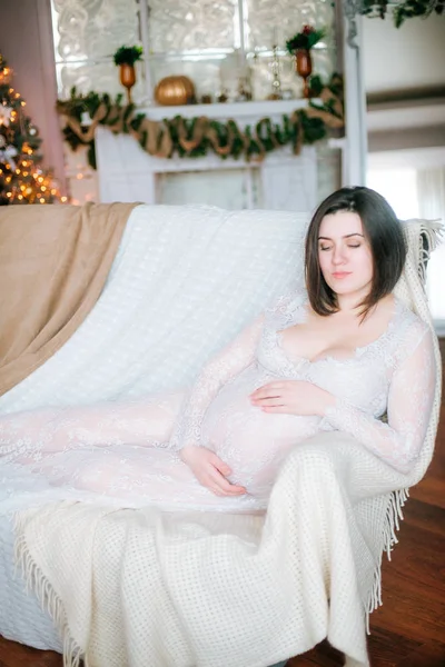 Menina Grávida Nova Com Cabelo Escuro Vestido Branco Renda Sofá — Fotografia de Stock