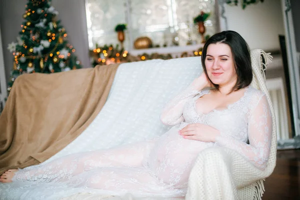 Young Pregnant Girl Dark Hair Lace White Dress Sofa Christmas — Stock Photo, Image