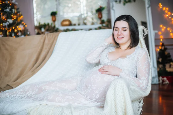 Joven Embarazada Con Pelo Oscuro Vestido Blanco Encaje Sofá Entorno — Foto de Stock