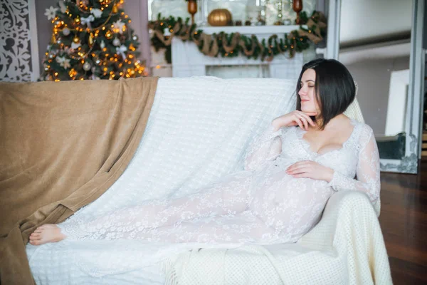 Bir Noel Ortamında Kanepeüzerinde Dantel Beyaz Elbise Koyu Saçlı Genç — Stok fotoğraf