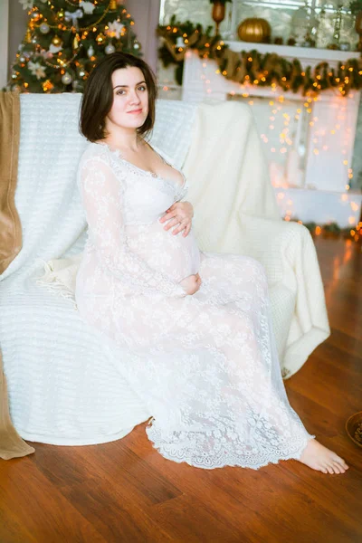 Νέος Έγκυος Κορίτσι Σκούρα Μαλλιά Ένα Δαντέλα Λευκό Φόρεμα Στον — Φωτογραφία Αρχείου
