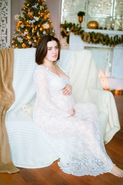 Menina Grávida Nova Com Cabelo Escuro Vestido Branco Renda Sofá — Fotografia de Stock