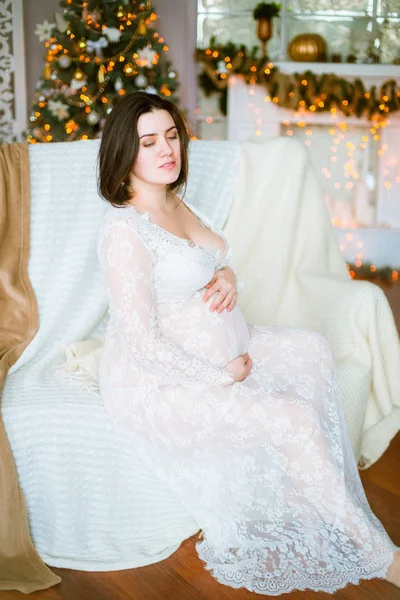 Menina Grávida Nova Com Cabelo Escuro Vestido Branco Renda Sofá — Fotografia de Stock